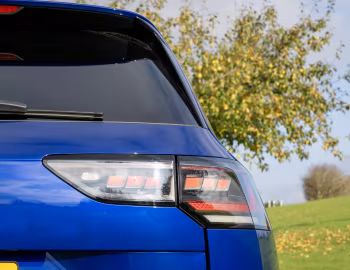 Volkswagen Golf R Estate [UK-spec] '2024–pr.