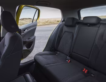 Интерьер Volkswagen Golf eTSI Style [UK-spec] '2020–н.в.