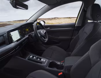 Интерьер Volkswagen Golf eTSI Style [UK-spec] '2020–н.в.