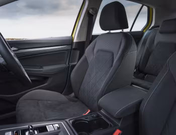 Интерьер Volkswagen Golf eTSI Style [UK-spec] '2020–н.в.