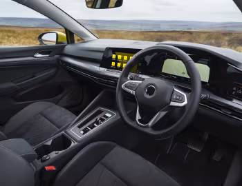 Интерьер Volkswagen Golf eTSI Style [UK-spec] '2020–н.в.