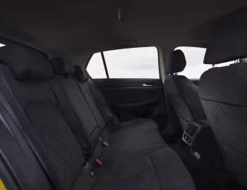 Интерьер Volkswagen Golf eTSI Style [UK-spec] '2020–н.в.
