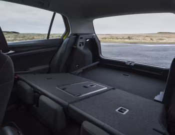 Интерьер Volkswagen Golf eTSI Style [UK-spec] '2020–н.в.