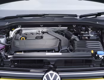 Bajo el capó Volkswagen Golf eTSI Style [UK-spec] '2020–pr.