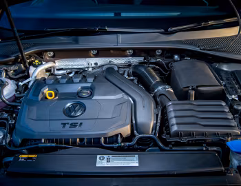 Bajo el capó Volkswagen Golf TSI R-Line 5-door [UK-spec] (Typ 5G) '2017–20