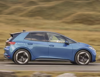 Volkswagen ID.3 Pro [UK-spec] '2023–pr.