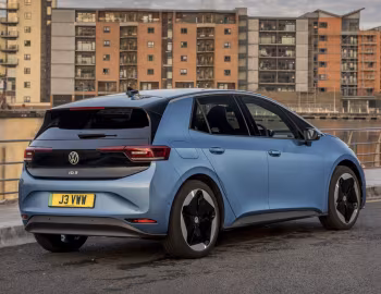 Volkswagen ID.3 Pro [UK-spec] '2023–pr.