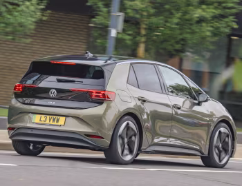 Volkswagen ID.3 Pro [UK-spec] '2023–pr.