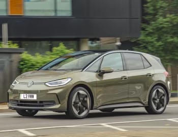 Volkswagen ID.3 Pro [UK-spec] '2023–pr.