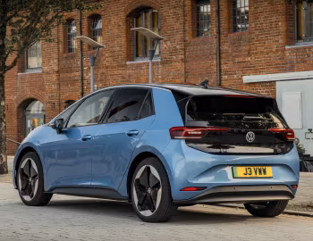 Volkswagen ID.3 Pro [UK-spec] '2023–pr.