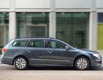 Volkswagen Passat BlueMotion R-Line Estate [UK-spec] (B6) '2009–10