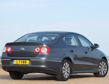 Volkswagen Passat BlueMotion R-Line [UK-spec] (B6) '2009–10