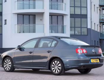 Volkswagen Passat BlueMotion R-Line [UK-spec] (B6) '2009–10