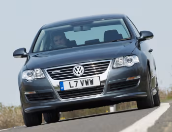 Volkswagen Passat BlueMotion R-Line [UK-spec] (B6) '2009–10