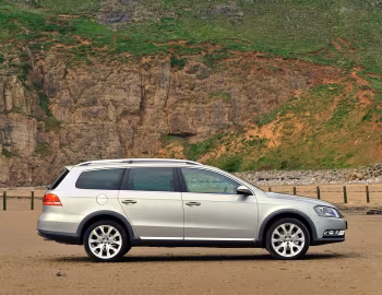 Volkswagen Passat Alltrack [UK-spec] (B7) '2012–14
