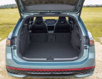 Ambos Volkswagen Passat eHybrid Estate "Black Edition" [UK-spec] (B9) '2025–pr.