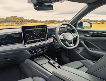 Interior Volkswagen Passat eHybrid Estate "Black Edition" [UK-spec] (B9) '2025–pr.