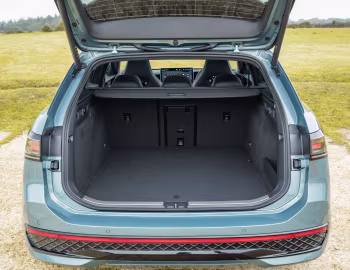 Ambos Volkswagen Passat eHybrid Estate "Black Edition" [UK-spec] (B9) '2025–pr.