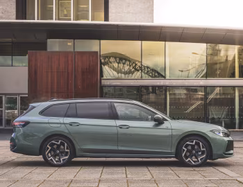 Volkswagen Passat Estate R-Line [UK-spec] (B9) '2024–pr.