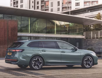 Volkswagen Passat Estate R-Line [UK-spec] (B9) '2024–pr.