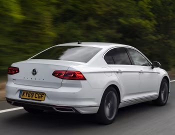 Volkswagen Passat GTE [UK-spec] (B8) '2019–22