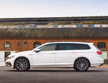 Volkswagen Passat GTE Estate [UK-spec] (B8) '2019–23