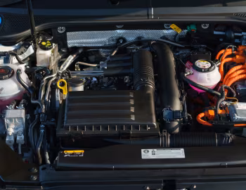 Bajo el capó Volkswagen Passat GTE Estate [UK-spec] (B8) '2019–23