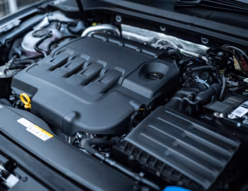 Bajo el capó Volkswagen Passat Highline [Japan] (B8) '2021–22