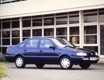 Volkswagen Passat Saloon [UK-spec] (B4) '1993–97