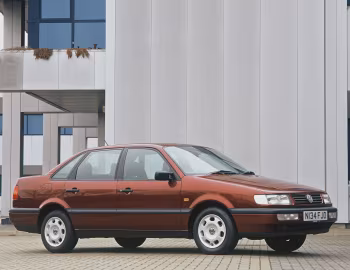 Volkswagen Passat Saloon [UK-spec] (B4) '1993–97
