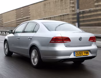 Volkswagen Passat TDI BlueMotion [UK-spec] (B7) '2010–15