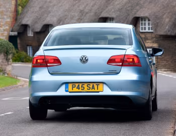 Volkswagen Passat TDI BlueMotion [UK-spec] (B7) '2010–15