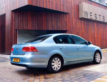Volkswagen Passat TDI BlueMotion [UK-spec] (B7) '2010–15