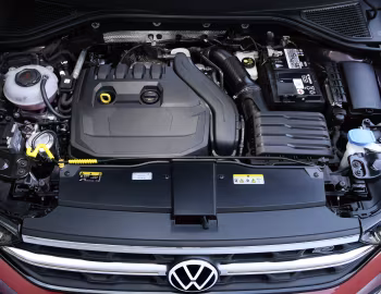 Bajo el capó Volkswagen T-Roc Cabriolet R-Line [Worldwide] '2021–25