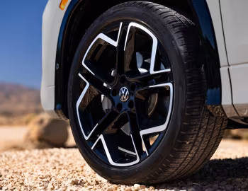 2025–pr. Volkswagen Tiguan SEL 4MOTION R-Line [North America] '2025–pr.