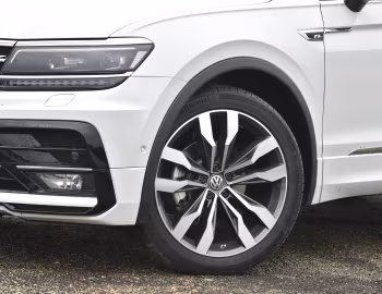 Volkswagen Tiguan R-Line [Japan] '2016–21
