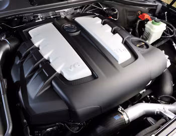 Bajo el capó Volkswagen Touareg V6 TDI [UK-spec] (Typ 7P) '2010–14
