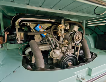 Bajo el capó 1962 Volkswagen Type 2 Westfalia Camper (2212 / T1)