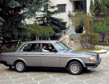 1983–84 Volvo 240 GLE [Worldwide] (P244) '1982–84