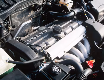 Sob o capô Volvo 850 R Kombi '1996