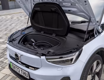 Sous la capuche Volvo C40 Recharge Ultimate [UK-spec] '2023–24