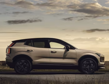 Volvo EX30 Cross Country Twin Performance [UK-spec] '2025–pr.