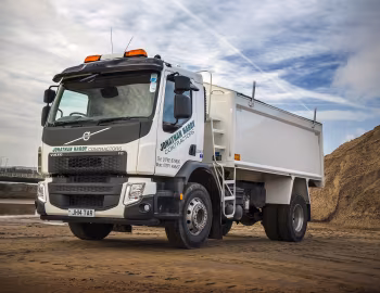 Volvo FE 280 4×2 rigid Day cab with Wilcox tipper [UK-spec] '2013–pr.