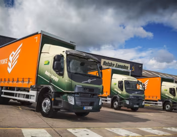 Volvo FE 320 6×2 rigid Comfort cab [UK-spec] '2013–pr.