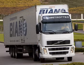 Volvo FH 440 4×2T Globetrotter cab [Brazil] '2006–11