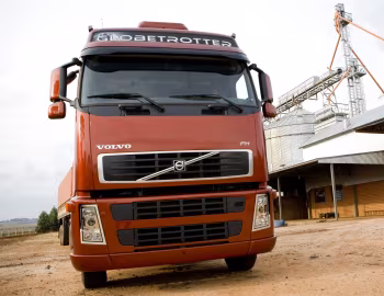 Volvo FH 520 6×2T Globetrotter cab [Brazil] '2006–11