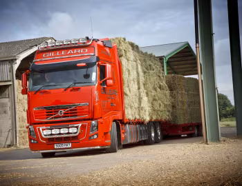 Volvo FH16 580 6×2 rigid Globetrotter XL cab with flat bed body [UK-spec] '2009–12