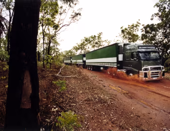 Volvo FH16 610 6×4 tractor Globetrotter XL cab [Australia] '2003–08