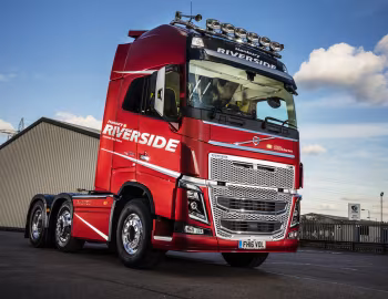 Volvo FH16 750 6×2 tractor Globetrotter XL cab [UK-spec] '2013–pr.