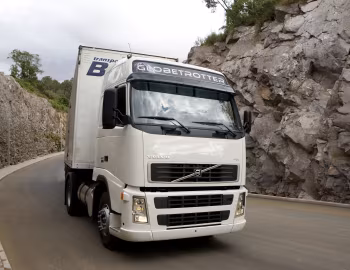 Volvo FH 440 4×2T Globetrotter cab [Brazil] '2006–11